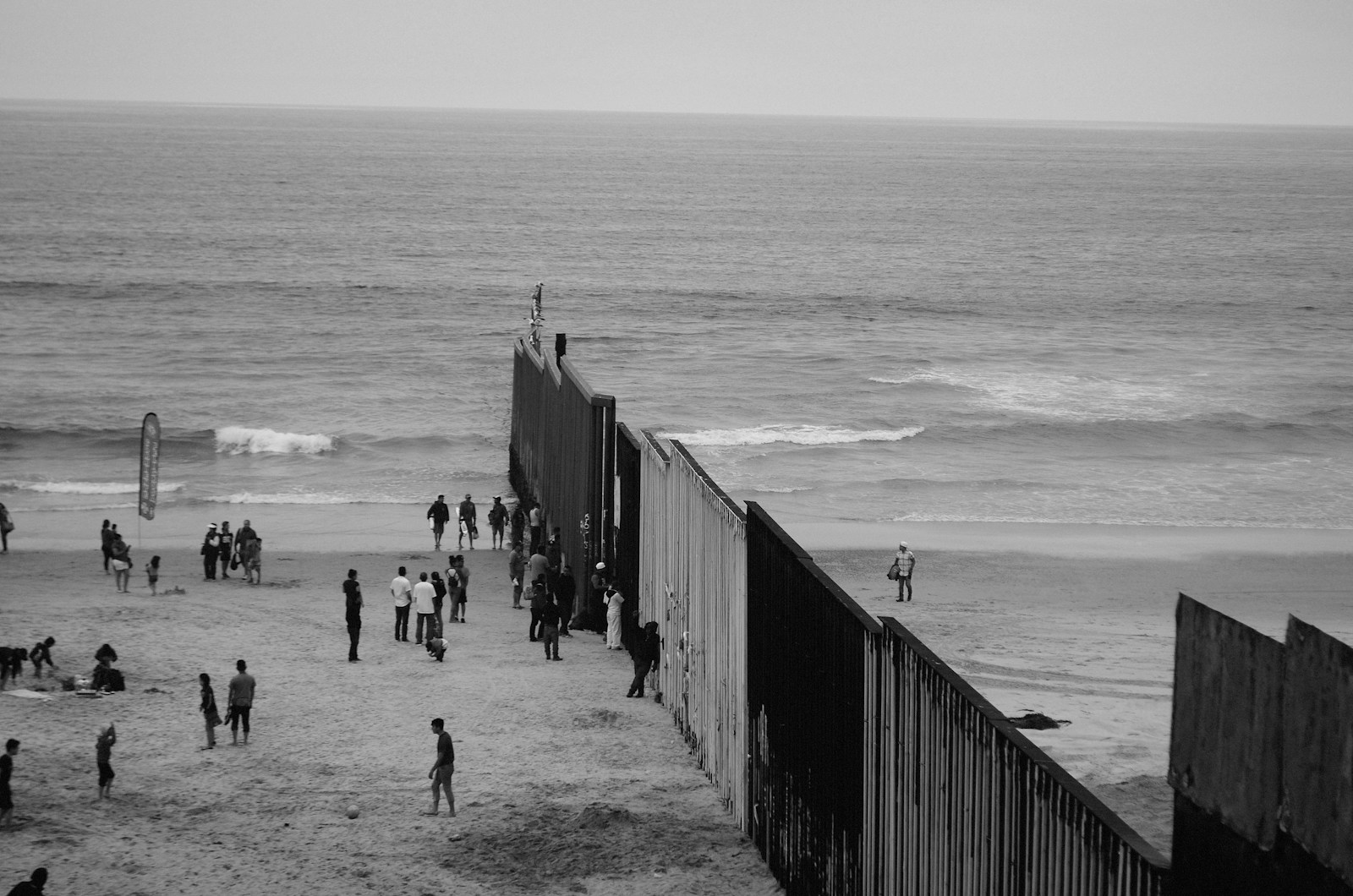 Ce inseamna borderline people in seashore near fence