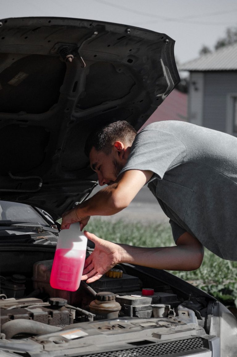 Ce se intampla daca bei antigel a man working on a car