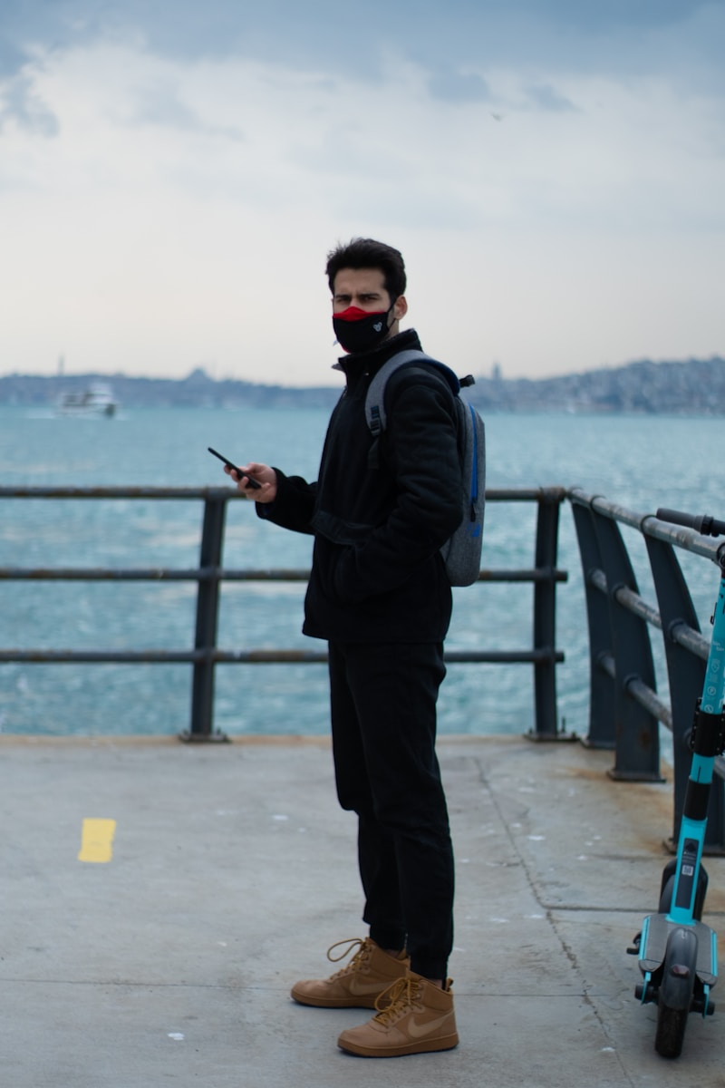 Ce opreste cresterea in inaltime man in black jacket and pants standing on bridge during daytime